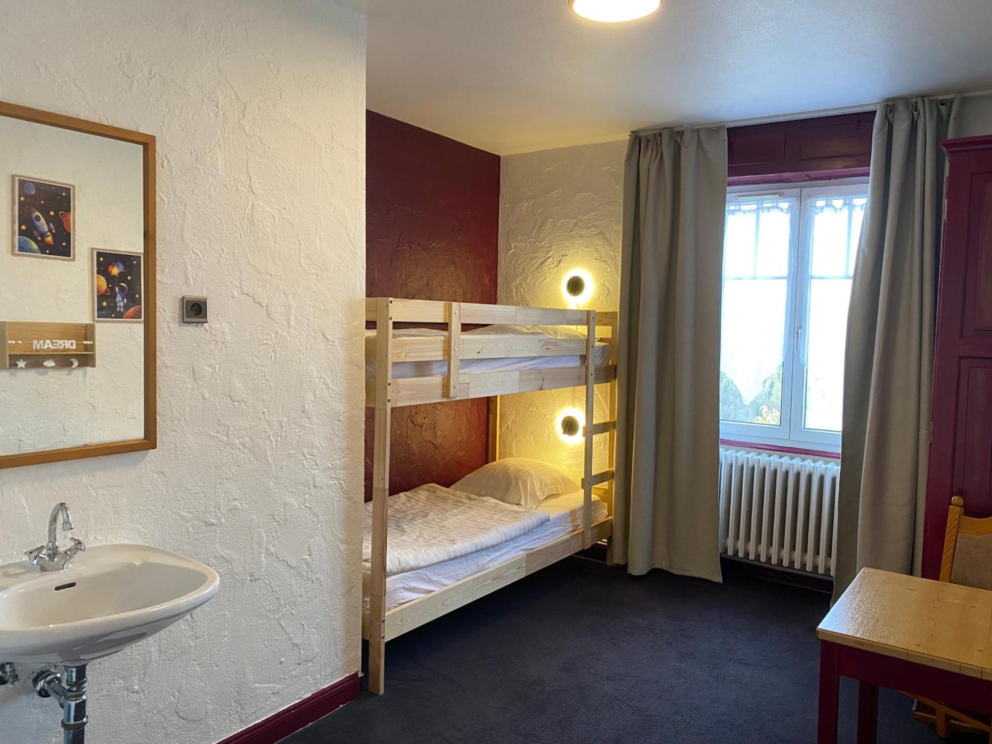 Logis Hotel-restaurant Aux Trois Roses Hotel 3*