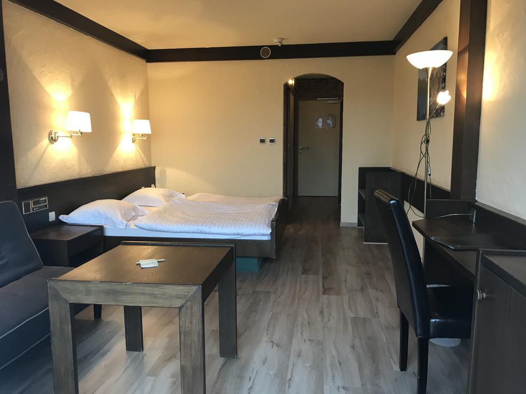 Hotel Restaurant Aux Trois Roses 3*