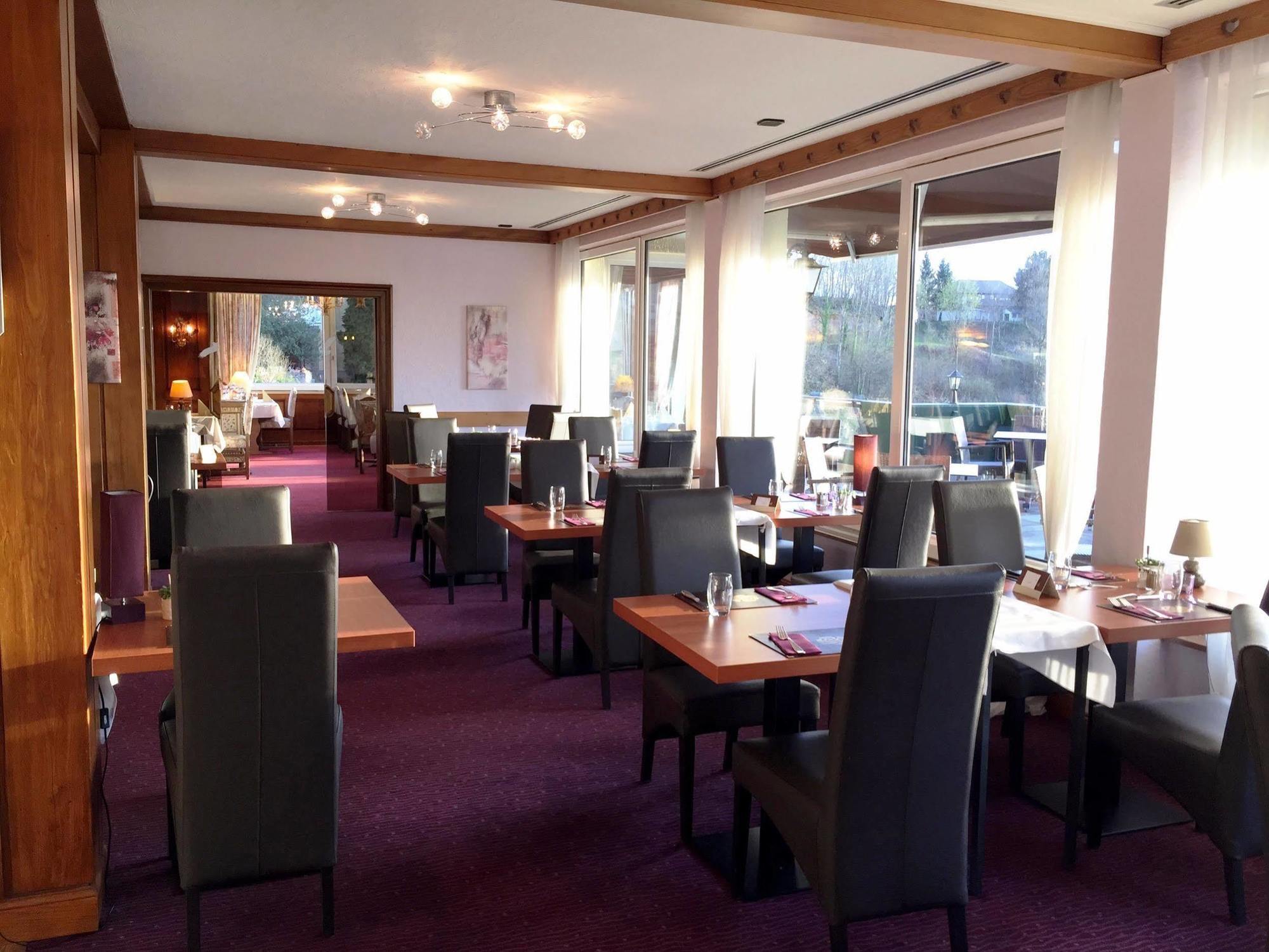 Hotel Restaurant Aux Trois Roses 3*