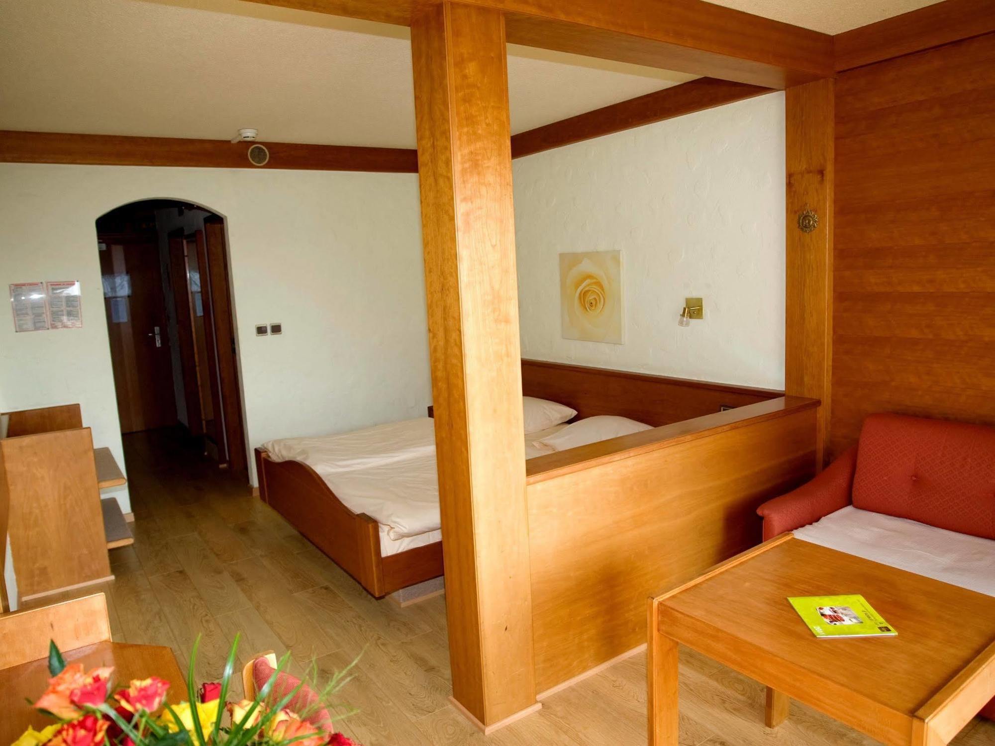 Hotel Restaurant Aux Trois Roses 3*